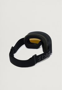 Ochelari de schi negri cu un căptușeală din spumă moale, lentilă galbenă și curea elastică cu logo-ul "bliz". Rama texturată cu orificii de ventilație.