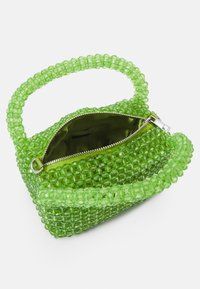 Vihreä muovinen helmetta sisältävä käsilaukku, jossa on pyöreä muotoilu, vetoketjukiinnitys ja yhteensopiva tekstuuriolkaimet. Sisäosa vuorattu kiinteällä vihreällä kankaalla.