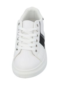 Białe sneakersy z gładką syntetyczną cholewką, sznurowanym zapięciem, szarym akcentem na boku oraz okrągłym noskiem. Elastyczny kołnierz dla wygody.