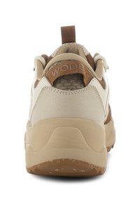 Beżowy sneaker z teksturowanymi brązowymi akcentami, wzmocnionym obcasem i amortyzowaną podeszwą. Posiada logo z tyłu oraz wyściełany kołnierz dla komfortu.