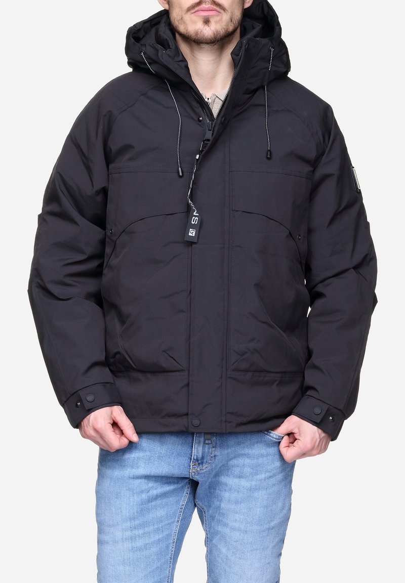Veste isolante noire avec capuche, dotée de poches avant, de cordons de serrage réglables et de fermetures à pression aux poignets. Tissu lisse et durable.