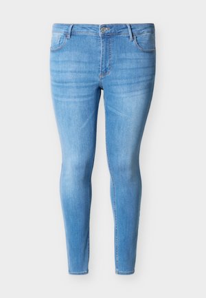 Blugi skinny albastru deschis cu buzunare frontale, cuele pentru curea și închidere cu nasture, prezentate pe un fundal alb.