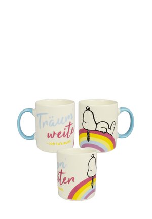 Three white mugs with blue handles, featuring Snoopy lying on a rainbow and colorful German text saying "Träum' weiter - ich tu's auch."