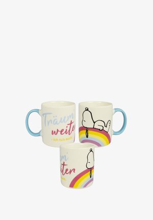 Three white mugs with blue handles, featuring Snoopy lying on a rainbow and colorful German text saying "Träum' weiter - ich tu's auch."