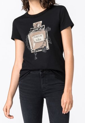 Sort t-shirt med perlekant og grafik af en parfume flaske mærket "Parfum de Paris", prydet med et charmarmbånd-design.