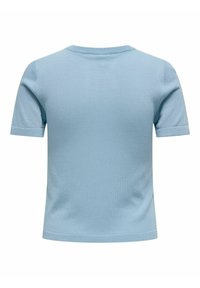 Jasnoniebieski sweter z krótkim rękawem wykonany z miękkiego materiału dzianinowego. Posiada okrągły dekolt i gładką, równą fakturę bez widocznych wzorów.