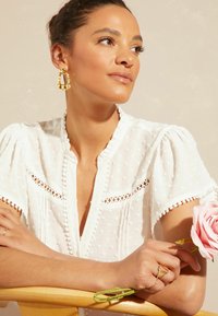 Love & Roses DOBBY SPOT RUFFLE V NECK FLUTTER SLEEVE REGULAR FIT - Košilová halenka  - ivory