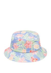 Sombrero de cubo floral en tela azul con flores rosas y amarillas y hojas verdes. Cuenta con un ala ancha y detalles de costura.