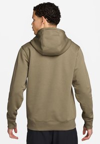 C sweatshirt verde-oliva feito de tecido suave. Apresenta um capô grande e ajustável, mangas longas e punhos canelados com uma textura suave.