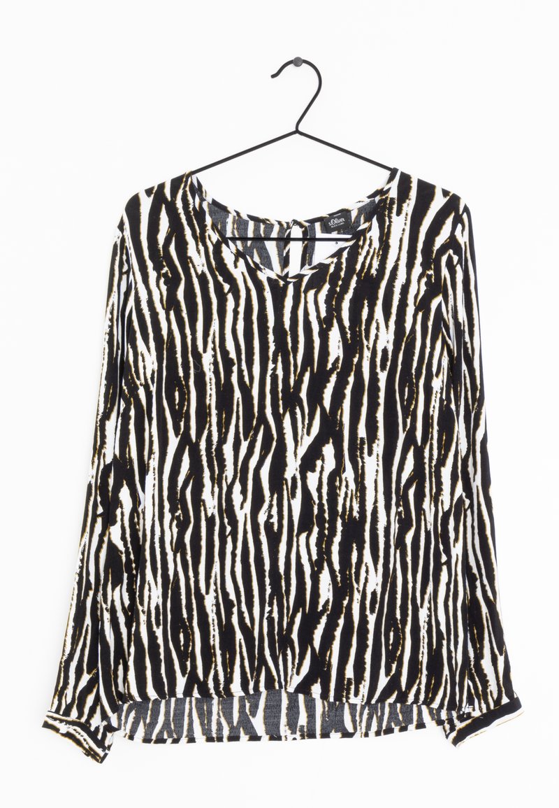 Blusa a maniche lunghe con scollatura a V in un motivo a righe zebra bianco e nero; il tessuto sembra morbido con una consistenza leggera.
