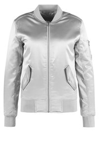 Veste bomber en satin argenté avec fermeture éclair avant, deux poches latérales à rabat boutonné, poignets, col et ourlet en maille côtelée, ainsi qu'une poche zippée sur la manche.