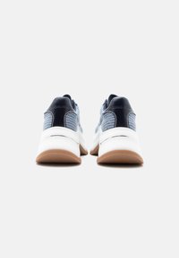 Plave tekstilne tenisice s tamnoplavilim detaljima, bijelim potplatima, teksturiranim površinama i zaobljenim vrhom. Sadrže logo na peti.