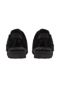 Pantofole nere pelose con una suola spessa e piatta. Design open-toe, tessuto morbido, e bretelle nere regolabili sul dorso del piede.