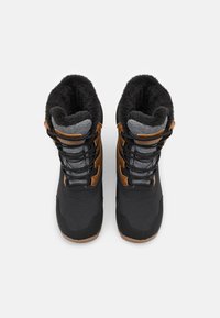 Stivali impermeabili neri con parte superiore in tessuto grigio, dettagli marroni e fodera in pelliccia sintetica. Presentano lacci regolabili e suola in gomma testurizzata.