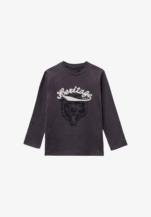 Langärmliges graues Baumwoll-T-Shirt mit einem großen schwarz-braunen Bären-Graphic und weißem "Heritage IKKS"-Text. Glatte Textur und klassischer Schnitt.