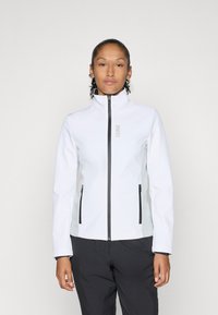 Weiße Softshell-Jacke mit hohem Kragen, Reißverschluss und zwei seitlichen Taschen, die schwarze Akzente und ein Logo auf der linken Brust aufweisen.