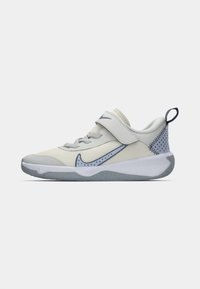 Baskets Nike grises avec une tige en mesh, une fermeture par sangle, un design ergonomique et des accents bleus, accompagnées d'une semelle texturée.