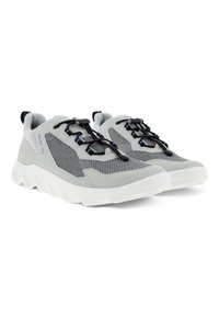 Scarpe da ginnastica grigie con tomaia in rete, lacci neri a contrasto e accenti blu. Suola bianca spessa per ammortizzazione e aderenza.