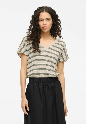Haut beige rayé à col en V avec des manches courtes, présentant des rayures horizontales vert foncé ; associé à une jupe noire à taille élastique.