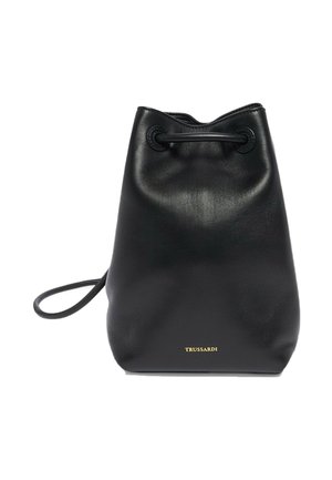 Czarna skórzana torba wiązana z cienkim paskiem i złotym logo "Trussardi" na dole, na środku.
