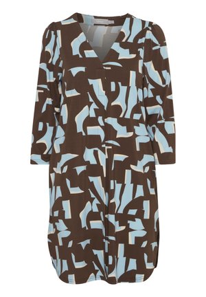 Brun kjole med V-udskæring og trekvartærmer, prydet med et abstrakt mønster af lys blå og crème farvede former. Blød stoftekstur.