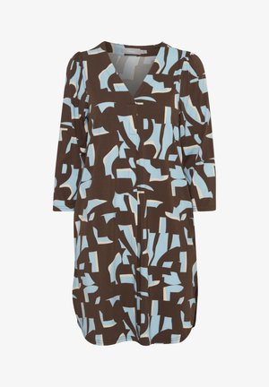 Robe marron avec un col en V et des manches trois-quarts, ornée d'un motif abstrait de formes bleu clair et crème. Texture de tissu douce.