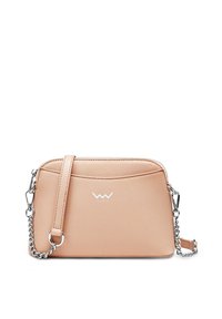 Béžová crossbody taška s texturovaným syntetickým povrchem, stříbrným řetízkovým popruhem a na přední straně embosovaným logem. Zipové uzavírání nahoře.