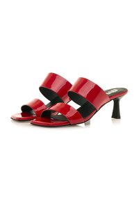 Sandali open-toe in pelle verniciata rossa con due fascia larghe e tacco a spillo nero di 5 cm. Suola piatta con logo discreto sulla soletta.