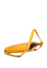 Gev quilted gele handtas met een rechthoekige vorm, van leer, met zilveren hardware en een afneembare kettingriem. Open rits onthult het interieur.
