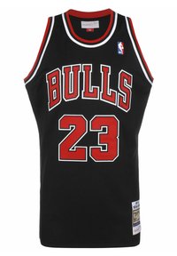 Maillot de basket noir avec des accents rouges. Comprend "BULLS" et "23" en lettres blanches, en gras. Inclut un patch du logo NBA et une texture en mesh classique.