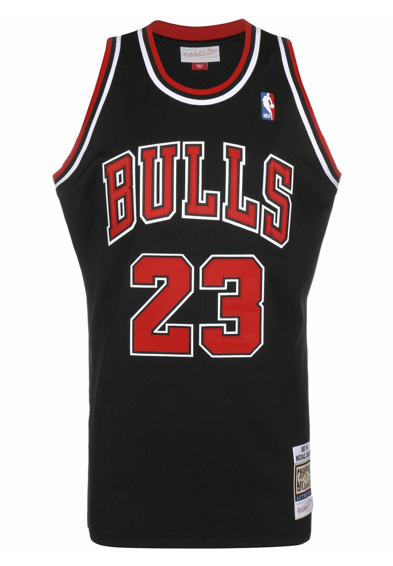 Maillot de basket noir avec des accents rouges. Comprend "BULLS" et "23" en lettres blanches, en gras. Inclut un patch du logo NBA et une texture en mesh classique.
