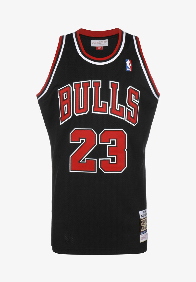 Canotta da basket nera con accenti rossi. Presenta "BULLS" e "23" in caratteri bianchi, in grassetto. Include il patch del logo NBA e una texture a rete classica.