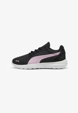 Must optimised spordijalatsid, millevõrgumaterjal on must, roosa aktsent ja tekstuuriga disain, millel on valge tallaga. Omab nööre ja logo küljepeal.