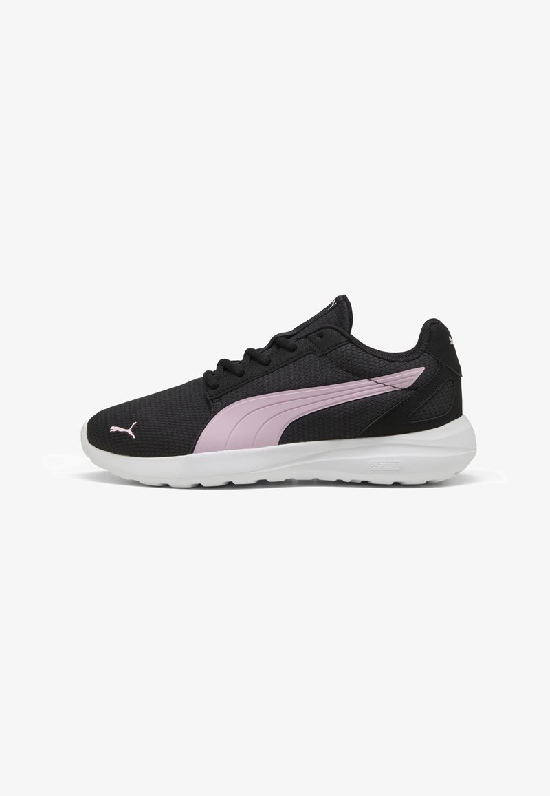 Must optimised spordijalatsid, millevõrgumaterjal on must, roosa aktsent ja tekstuuriga disain, millel on valge tallaga. Omab nööre ja logo küljepeal.