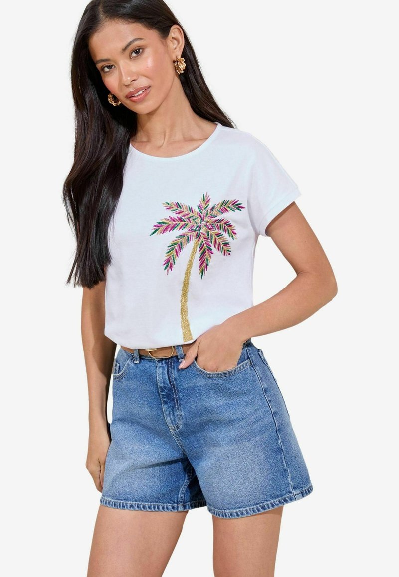 T-shirt blanc à manches courtes avec broderie colorée de palmier, associé à un short en denim bleu. Caractéristiques : coupe décontractée et col rond.
