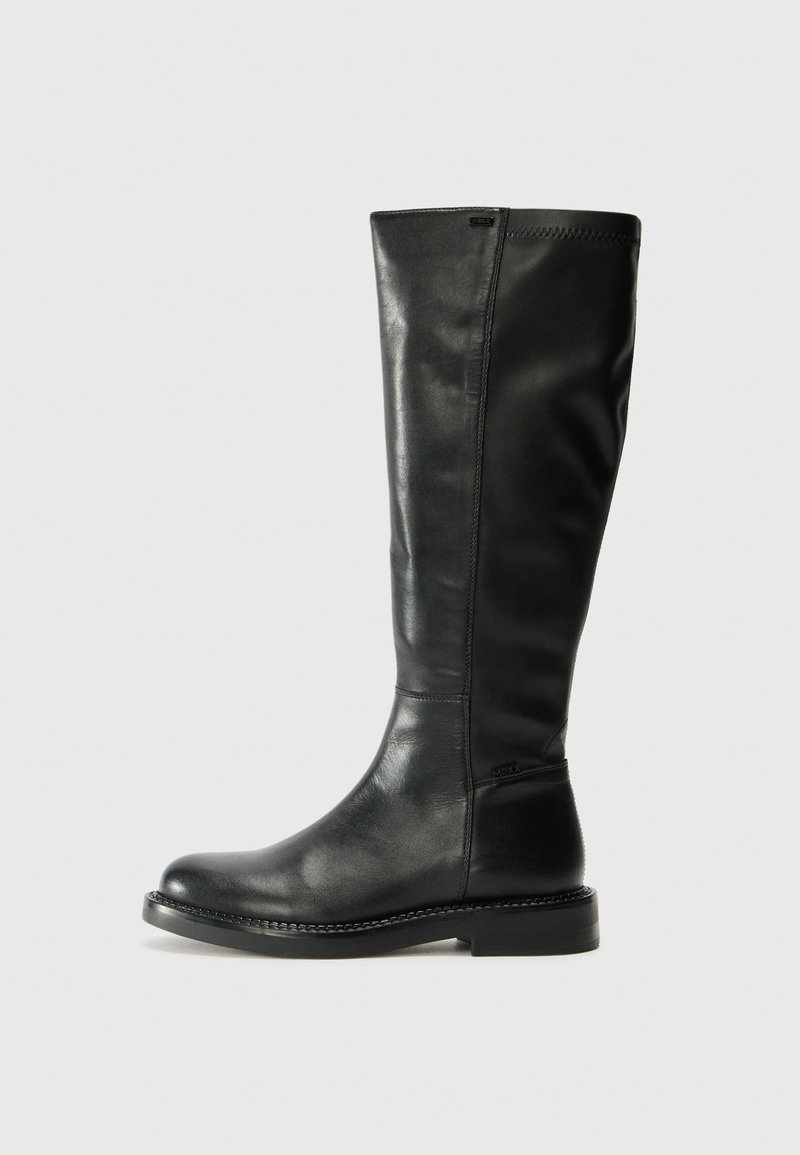 Czarne, skórzane, wysokie do kolana botki z okrągłym noskiem, gładką fakturą, minimalistycznym designem i płaskim obcasem. Zawierają subtelne akcenty przeszycia.