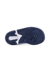 Semelle de sneaker bleu marine avec un design texturé, des accents blancs et des rainures pour l'adhérence. Logo de la marque visible sur la semelle intermédiaire.