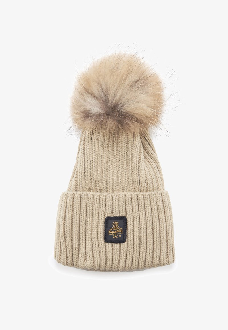 Cappello lavorato a maglia beige con una texture a coste, sormontato da un grande pompon in pelliccia sintetica. Presenta un'etichetta quadrata nera con dettagli del logo in oro.