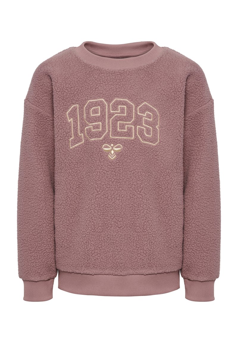 Lyserød fleece sweatshirt med rund halsudskæring, lange ærmer og et trykt "1923" grafisk design i guld på fronten. Blød tekstur.