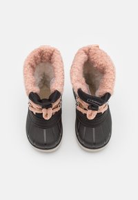 Botas de invierno negras con un exterior de goma, forro de felpa rosa y correas ajustables. Presentan suelas texturizadas y un diseño de puntera redonda.