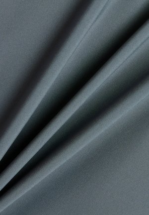 Tejido gris suave y liso plegado con suaves pliegues, mostrando una fina textura y un acabado mate con una iluminación uniforme.