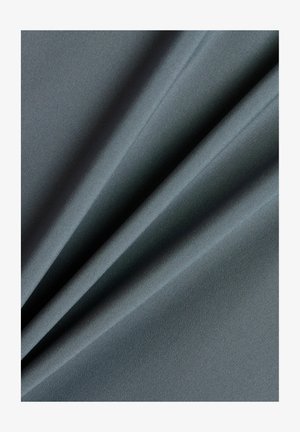 Tejido gris suave y liso plegado con suaves pliegues, mostrando una fina textura y un acabado mate con una iluminación uniforme.