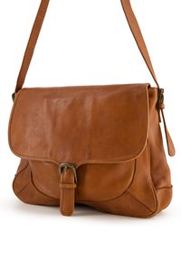 Sacoche en cuir marron avec un rabat avant, une sangle réglable et des détails en boucle métallique. Texture lisse avec des bords arrondis.