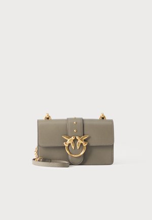 Pequeño bolso de mano rectangular de cuero gris con cierre dorado en forma de pájaro y cadena dorada a juego sobre un fondo liso.