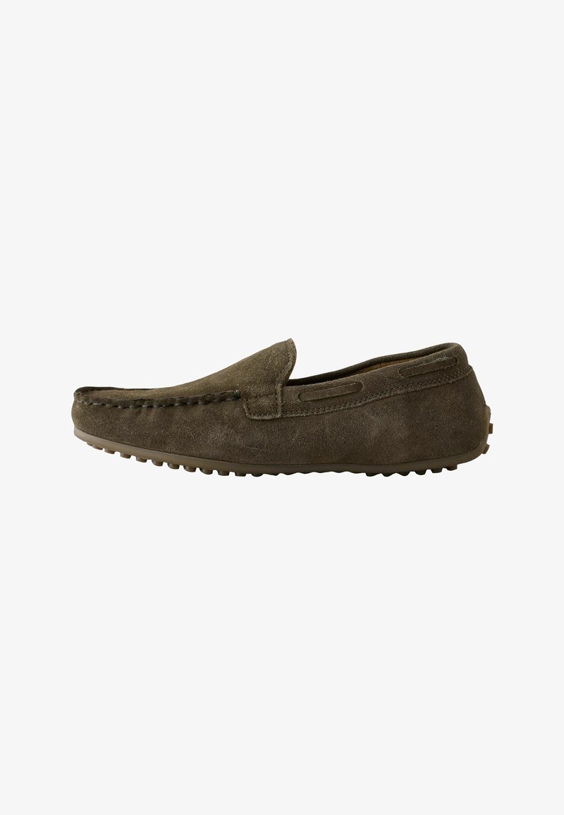 Mocassin à enfiler en daim marron avec des détails cousus et une semelle en caoutchouc avec de petits crampons antidérapants, vu de profil.