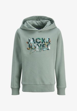 Gai zaļš džemperis ar kangaroo kabatu, ribotiem piedurkņu galiem un apakšmalu. Priekšpusē ir rakstainais logo "JACK & JONES Essentials".