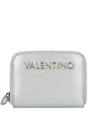 Strieborná textúrovaná kožená peňaženka s embosovaným logom "VALENTINO", zipsovým uzáverom a viditeľnými švami. Kompaktný obdĺžnikový tvar.