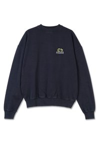 Navysyn sweatshirt lavet af blødt stof, med rund halsudskæring, ribbede manchetter og et lille grønt broderet logo på brystet.