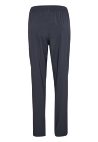 Schwarze Sporthose mit elastischem Bund, geraden Beinen und glattem, leichtem Stoff; minimale Details für Praktikabilität.