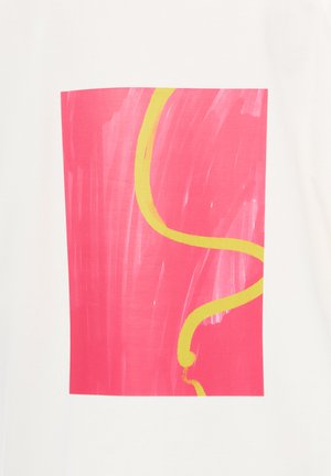 Weißer Stoff mit einem großen rosa Rechteck mit Pinselstrichtextur und einer auffälligen gelben, geschwungenen Linie, die durch die Mitte verläuft.